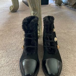 Stylish faux fur ankle boots 🥾